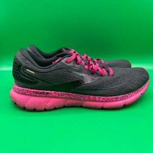 Brooks Women's Athletic Shoes - Black and Pink